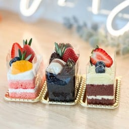 เค้กสี่เหลี่ยม สามชิ้น เลือกรสได้