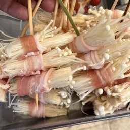 เห็ดเข็มทองพันหมูสามชั้น
