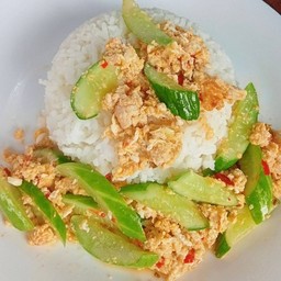 แตงกวาผัดไข่