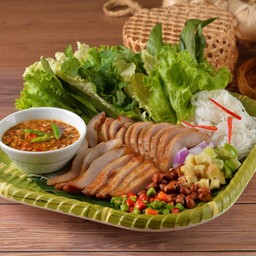 เมี่ยงคอหมูย่างเครื่องแน่น