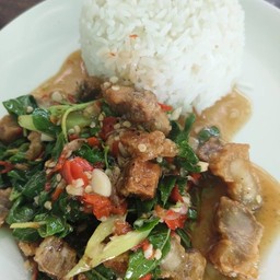 กะเพราหมูกรอบราดข้าว