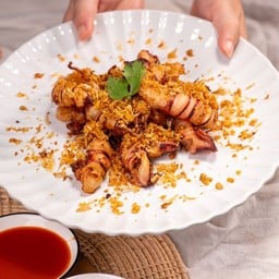 ปลาหมึกไข่แดดทอดกระเทียม
