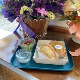 ชุดกระหรี่พัฟไส้ไก่พร้อมอาจาด