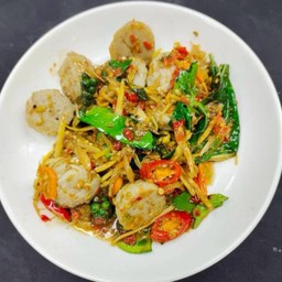 ผัดฉ่าลูกชิ้นปลากรายแท้