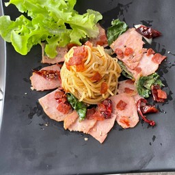 สปาเก็ตตี้ผัดพริกแห้งเบค่อนกรอบ