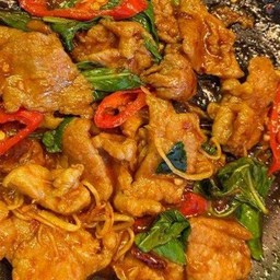หมูชิ้นผัดพริกแกง ราดข้าว