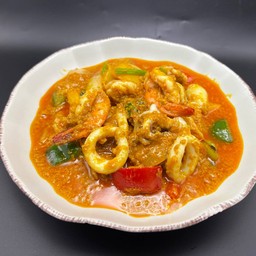 ผัดผงกระหรี่ทะเล กับข้าว