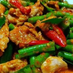 ผัดพริกแกงหมูใส่ถั่ว