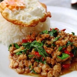 กระเพราหมูสับราดข้าวไข่ดาว