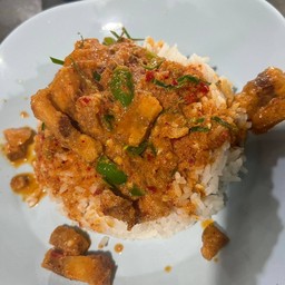 ฉู่ฉี่หมูกรอบราดข้าว