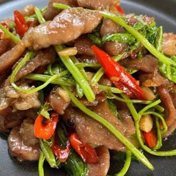 หมูนุ่มผัดน้ำมันหอยใส่ต้นหอมพริกแดง ราดข้าว