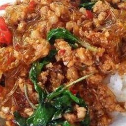 กระเพราหมูสับวุ้นเส้นราดข้าว