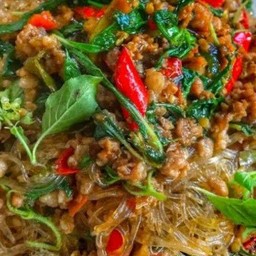 เนื้อไทยโคขุนกระเพราวุ้นเส้นเหนียวนุ่ม ราดข้าว