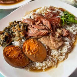 ข้าวขาหมู (ไม่ได้ใส่ไข่ให้นะคะ เพิ่มในท็อปปิ้งนะคะ)