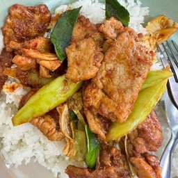 พริกแกงหมูหมักราดข้าว