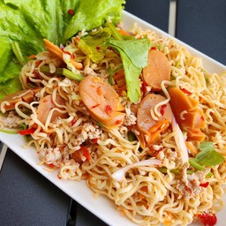 ยำมาม่า ไส้กรอก