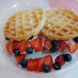 อเมริกันวาฟเฟิลครีมสดสตอเบอรี่บลูเบอรี่