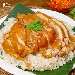 ข้าวหน้าไก่ต้มน้ำปลา+น้ำจิ้มซีฟู้ด