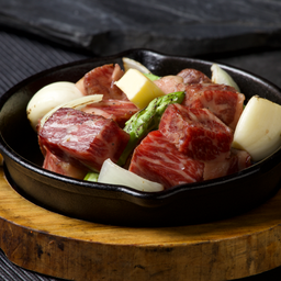 เนื้อเต๋ากระทะร้อนสไตล์เท็นเท็น / Saikoro Steak Ten Ten Style