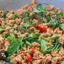 กระเพราหมูสับ (กับข้าว)