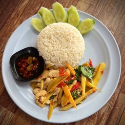 ข้าวราดผัดหน่อไม้พริกสด