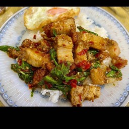 ข้าวกระเพราหมูกรอบ ( ไม่ไข่ดาว เพิ่มได้ค่ะ)