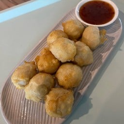 ลูกชิ้นปลาชุบแป้งทอด