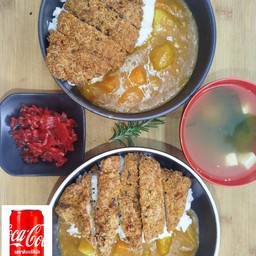 (อร่อยซ่ากับโค้ก)ข้าวหน้าแกงกระหรี่หมูทงคัตสึ+ข้าวหน้าแกงกระหรี่ไก่ทงคัตสึ+ซุป+ผักดอง+โค้ก