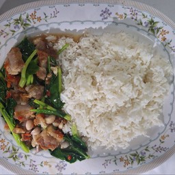 คะน้าหมูกรอบ