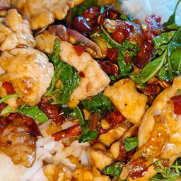 ข้าวกะเพราหมูชิ้น