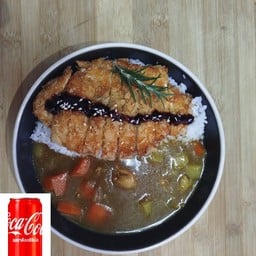 (อร่อยซ่ากับโค้ก)ข้าวแกงกระหรี่หมูทงคัตสึ+โค้กกระป๋อง