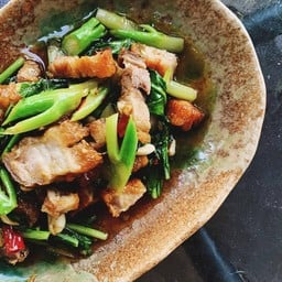 ผัดคะน้าหมูกรอบ