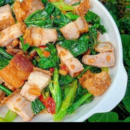 ข้าวคะน้าหมูกรอบ ( ไม่ไข่ดาว เพิ่มได้ค่ะ)