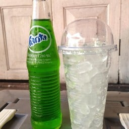 ลูกชิ้นนายตรี หน้าตลาดโต้รุ่ง