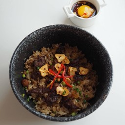 ข้าวผัดกระเทียมเนื้อเค็ม AUS + ไข่ดอง