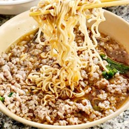 ต้มมาม่า รสต้มยำ หมูสับ+ฟรีใส่ลูกชิ้น+ฟรีใส่ผัก (มาม่า1ซอง)