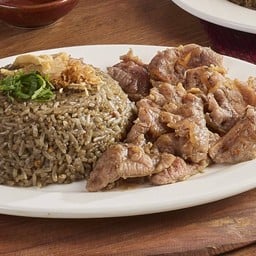 ข้าวผัดก๋วยเตี๋ยวเรือเนื้อน่องกรอบ