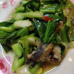 คะน้าผัดปลากระป๋อง