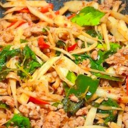 ผัดพริกแกงหน่อไม้ดองหมูสับกับข้าว