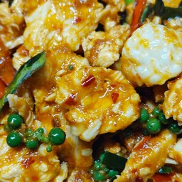 ผัดเผ็ดไก่ชิ้น(ราดข้าว)