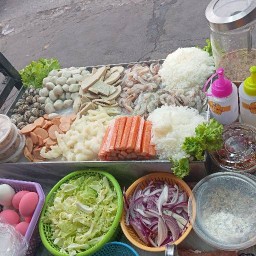 ร้านยำโคตรแซ่บ หน้าสะพานแดง