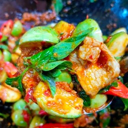 ผัดพริกแกงหมูใส่มะเขือกับข้าว