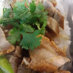 หมูกรอบกระเทียมราดข้าว