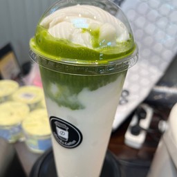 มะพร้าวปั่นนมสด ท๊อปปิ้งด้วยมัทฉะ