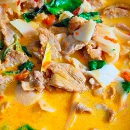 แกงกะทิหมูหน่อไม้ดองกับข้าว