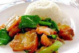 ผัดคะน้าราดข้าว