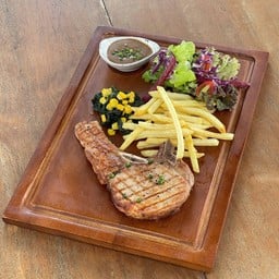 พอร์คชอป พริกไทย เฟรนช์ฟรายส์ ผักโขมผัดข้าวโพด