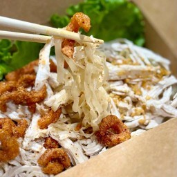 น้อง BELLE’S หมี่ไก่ฉีก หมูกระจกสุดซี้ด