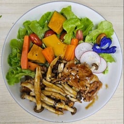 สลัดที่เสริฟพร้อมเห็ดย่างและน้ำสลัด (เนื้อสัตว์ลูกค้าเลือกที่ชอบได้เลยค่ะ)