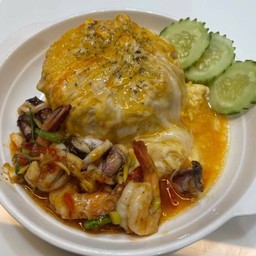 ข้าวไข่ข้นเครื่องแกงทะเล